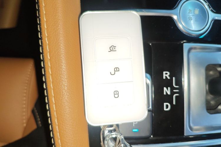 比亚迪 秦新能源 2017款 1.5T 尊贵型中控内饰11