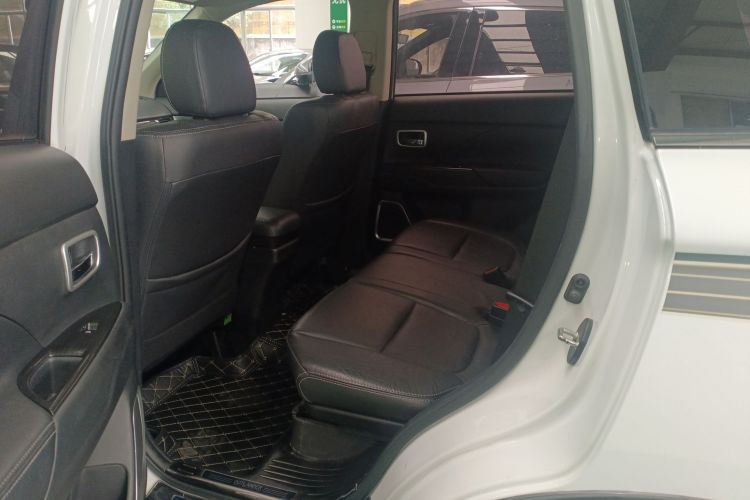 三菱 欧蓝德 2018款 2.4L 四驱精英版 5座中控内饰21