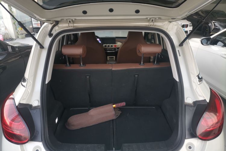 五菱汽车 五菱缤果 2023款 333km 灵犀互联+款机舱底盘23