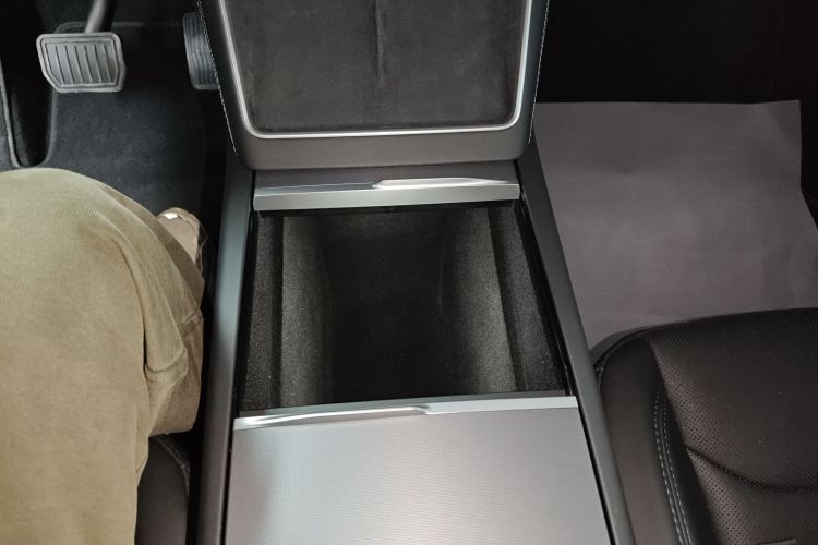 特斯拉 Model Y 2025款 长续航全轮驱动版局部细节18