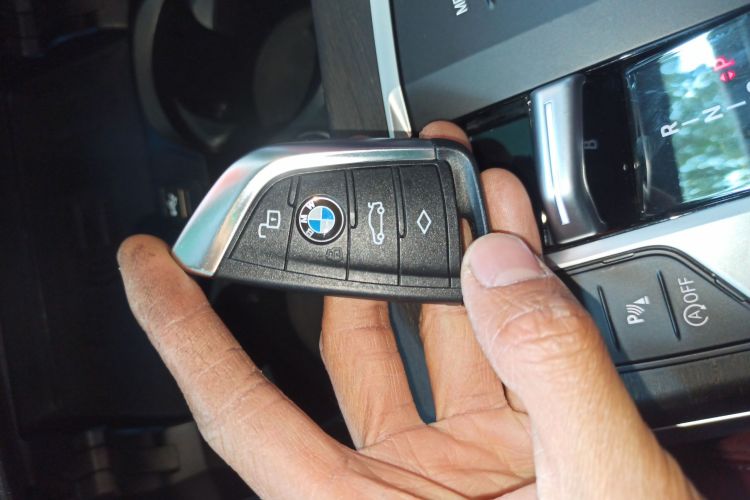 宝马3系 2024款 325i M运动套装中控内饰7001