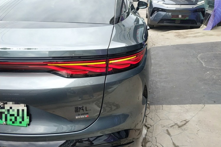 比亚迪 汉L 2025款 DM-p 四驱激光雷达旗舰型车身外观9