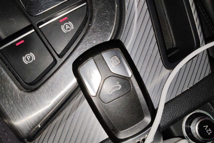 奥迪A4L 2018款 30周年年型 40 TFSI 时尚型中控内饰7001