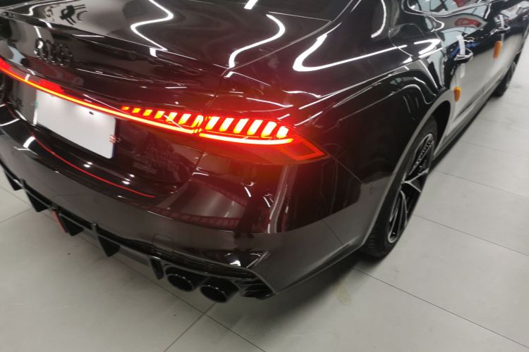 奥迪A7L 2024款 45TFSI S-line 筑梦型 流晶套装车身外观9