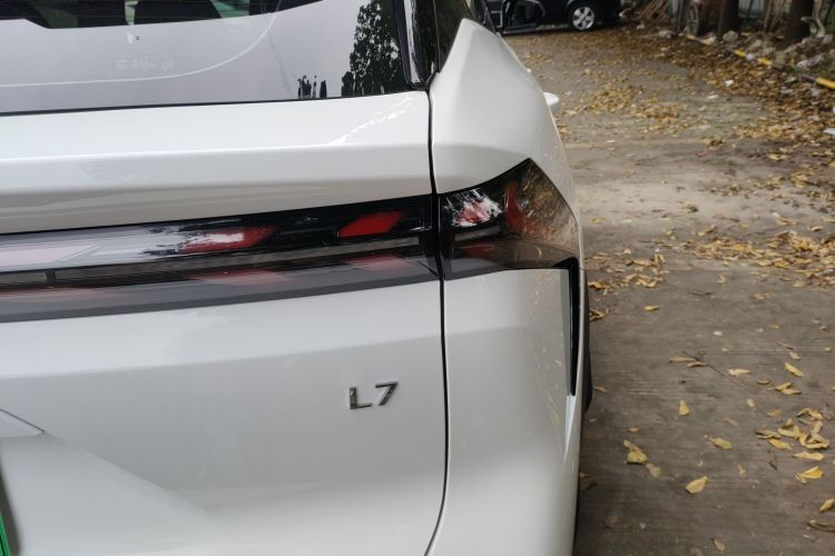 吉利银河 银河L7 2024款 1.5T 115km PLUS  龙腾版车身外观9