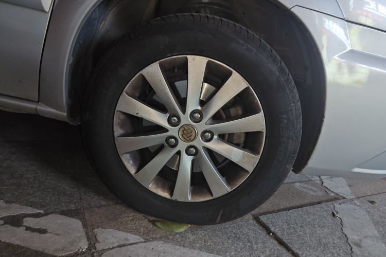 别克GL8 2013款 2.4L 行政版车身外观10