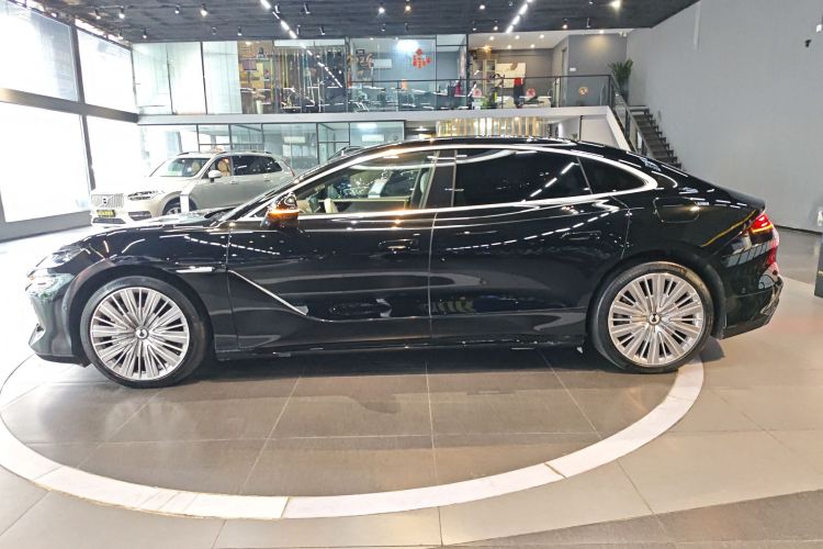 腾势Z9 2024款 1100km 四驱Ultra版车身外观4