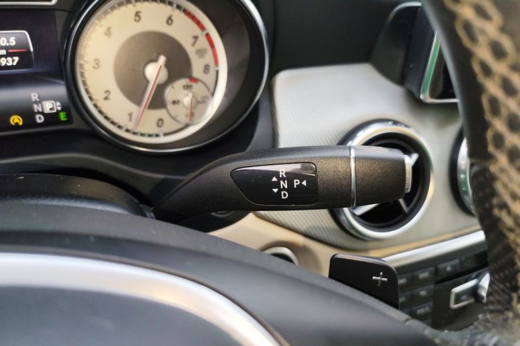 奔驰GLA 2015款 GLA 200 动感型中控内饰18