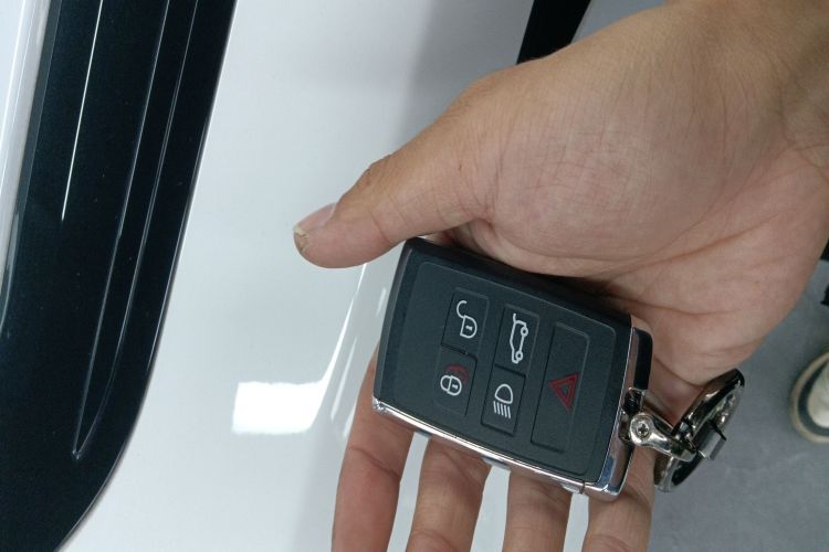 路虎 揽胜极光 2020款 249PS R-DYNAMIC S 曜黑运动科技版中控内饰11