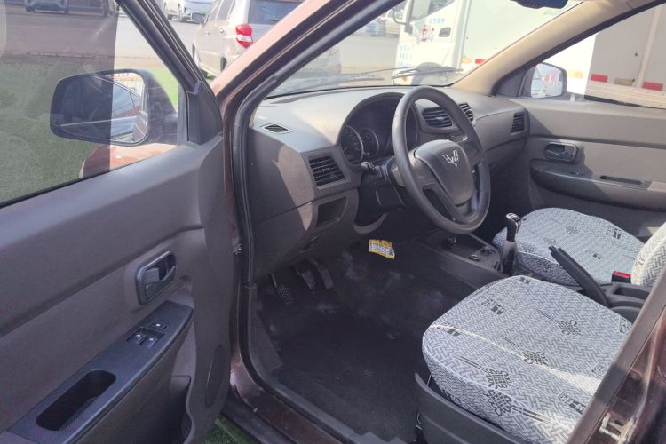 五菱汽车 五菱宏光 2015款 1.5L S 基本型国IV中控内饰20