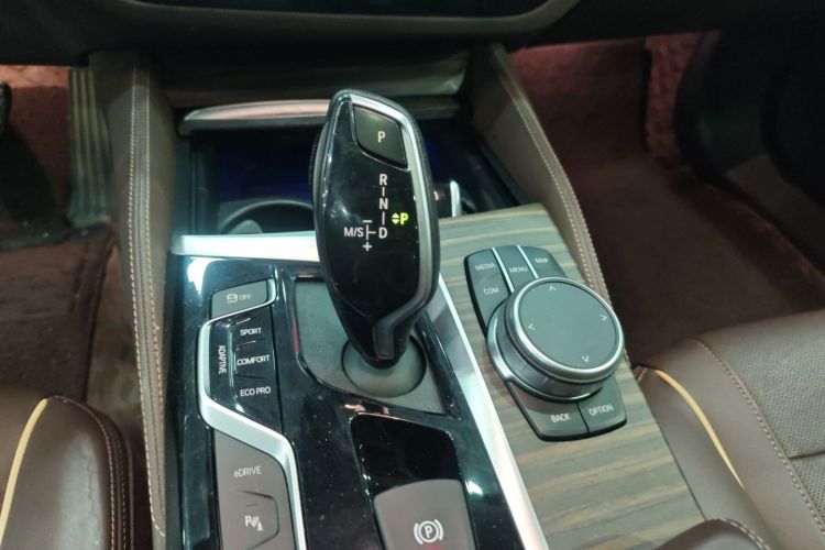 宝马5系新能源 2019款 改款 530Le 豪华套装中控内饰18