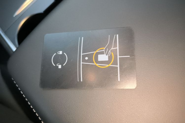 特斯拉 Model Y 2021款 长续航全轮驱动版中控内饰7001