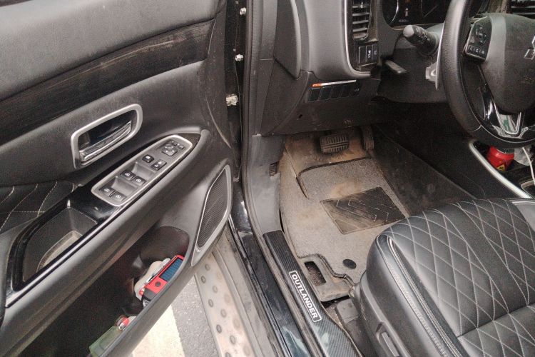 三菱 欧蓝德 2020款 2.4L 四驱致享版 7座中控内饰7003