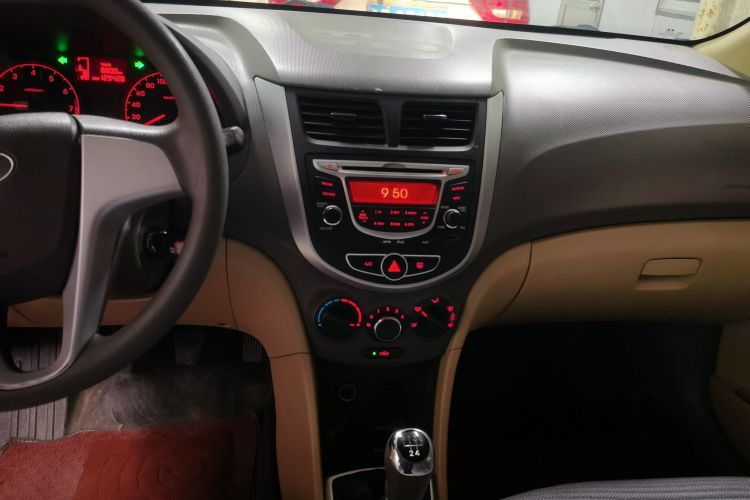 现代 瑞纳 2010款 三厢 1.4L 手动舒适型GS中控内饰16