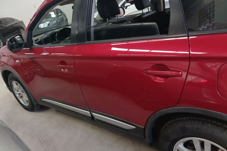 三菱 欧蓝德 2016款 2.0L 两驱风尚版 5座车身外观4