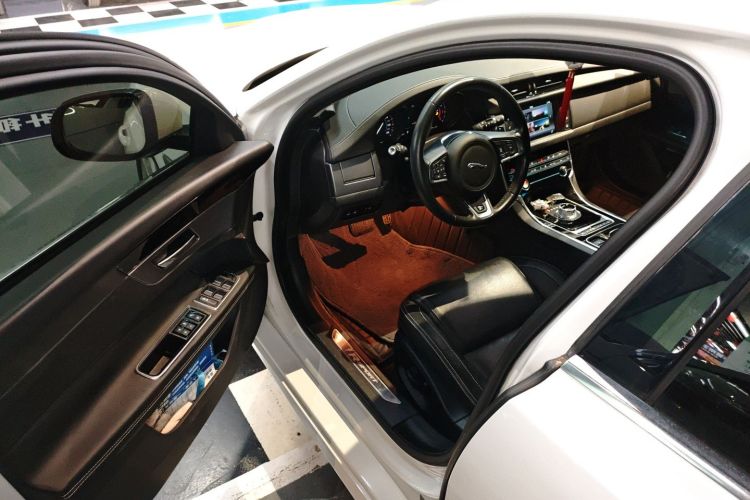 捷豹XF 2016款 XF 2.0T 两驱R-Sport运动版中控内饰7003
