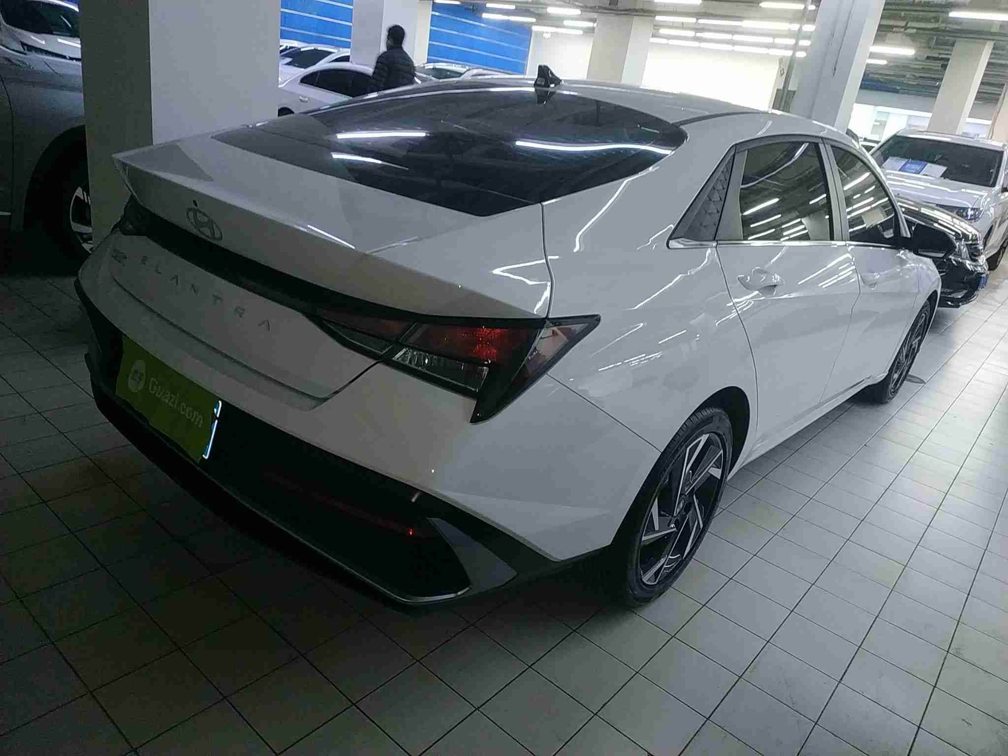 车辆右后45度外观展示