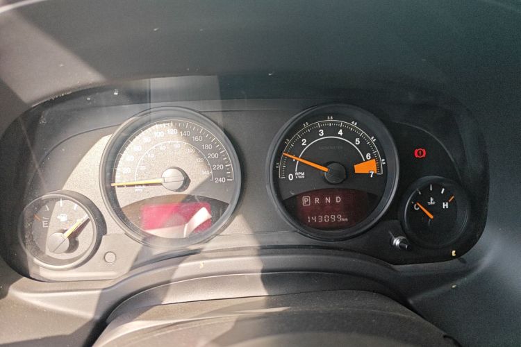 Jeep 指南者(进口) 2015款 2.0L 两驱运动版中控内饰14