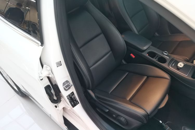 奔驰GLA 2019款 GLA 200 动感型局部细节41