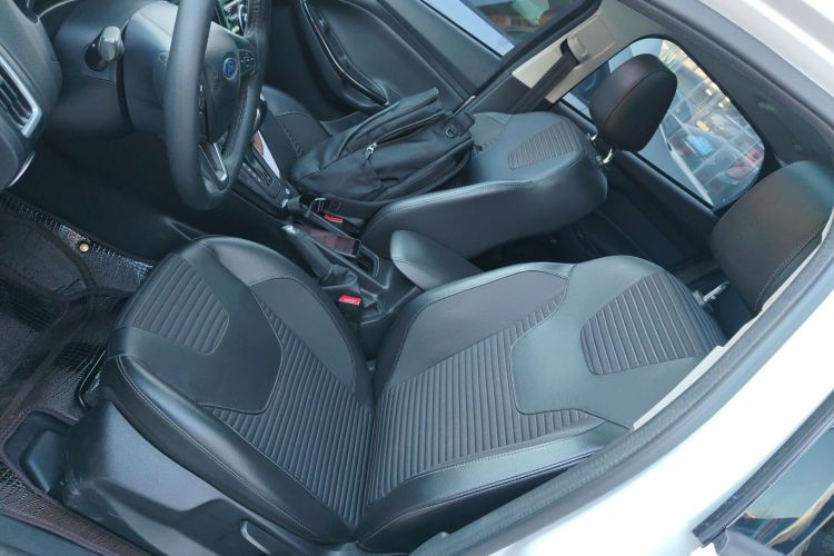 福特 福克斯 2018款 两厢经典 1.6L 自动风尚型智行版中控内饰19