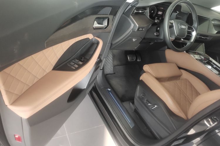 奥迪Q6 2024款 45 TFSI quattro 齐云型 羽林套装 6座中控内饰20