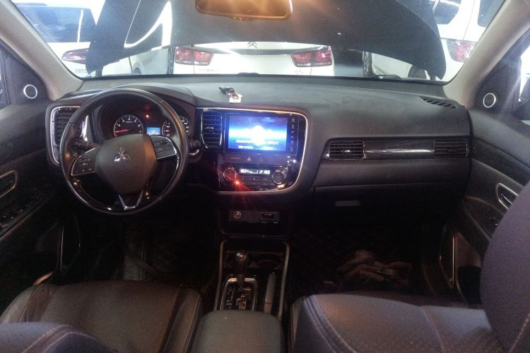 三菱 欧蓝德 2018款 2.0L 两驱荣耀版 5座中控内饰7002