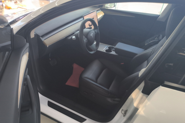 特斯拉 Model Y 2022款 改款 长续航全轮驱动版中控内饰7003