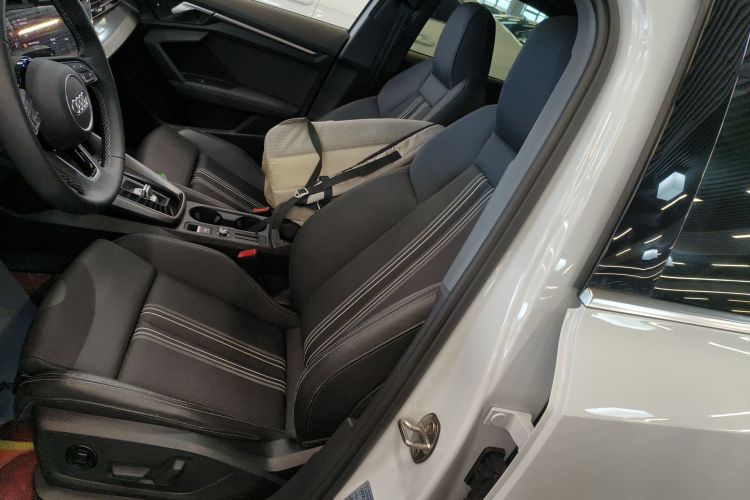 奥迪A3 2024款 A3L Limousine 35 TFSI 时尚运动型中控内饰19