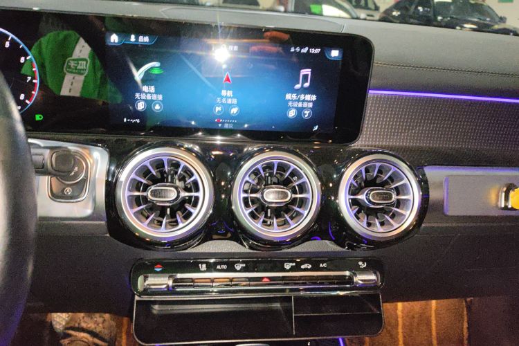 奔驰GLB 2022款 GLB 200 动感型中控内饰16