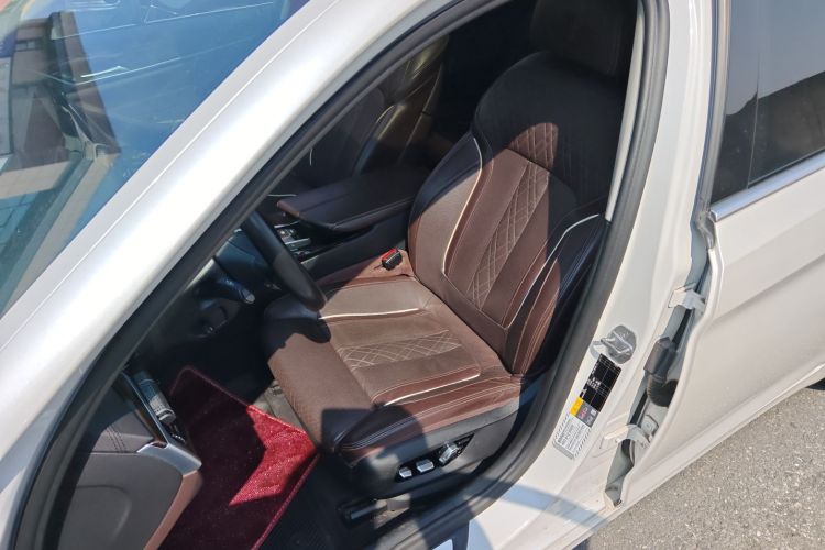 宝马5系新能源 2019款 改款 530Le 先锋版中控内饰19