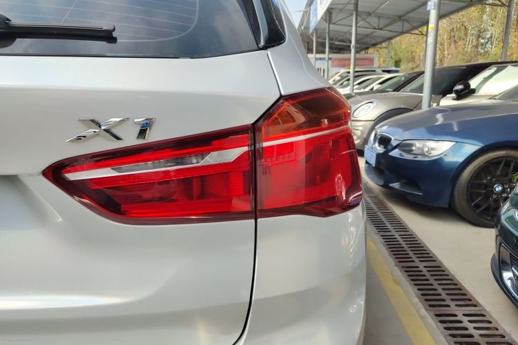宝马X1 2018款 xDrive20Li 尊享型车身外观9