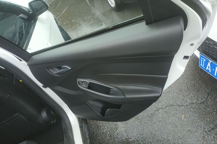 福特 福克斯 2012款 三厢 1.6L 自动风尚型中控内饰45