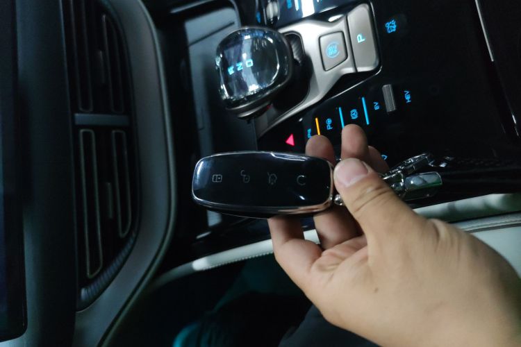 腾势D9 2022款 DM-i 970 四驱旗舰型中控内饰7001