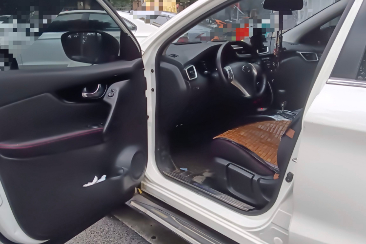 日产 逍客 2016款 2.0L CVT精英版中控内饰7003