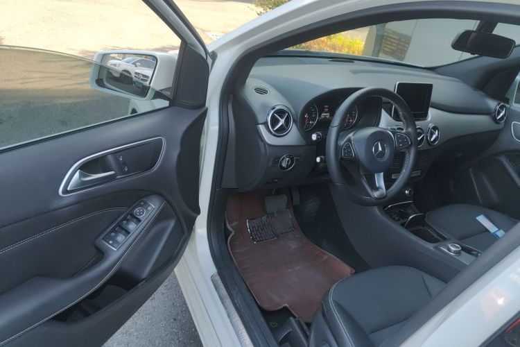 奔驰B级 2015款 B 200 动感型中控内饰20