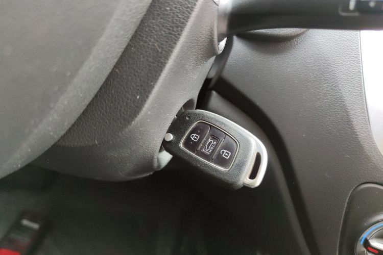 现代 悦纳 2016款 1.4L 自动炫酷版GLS中控内饰7001