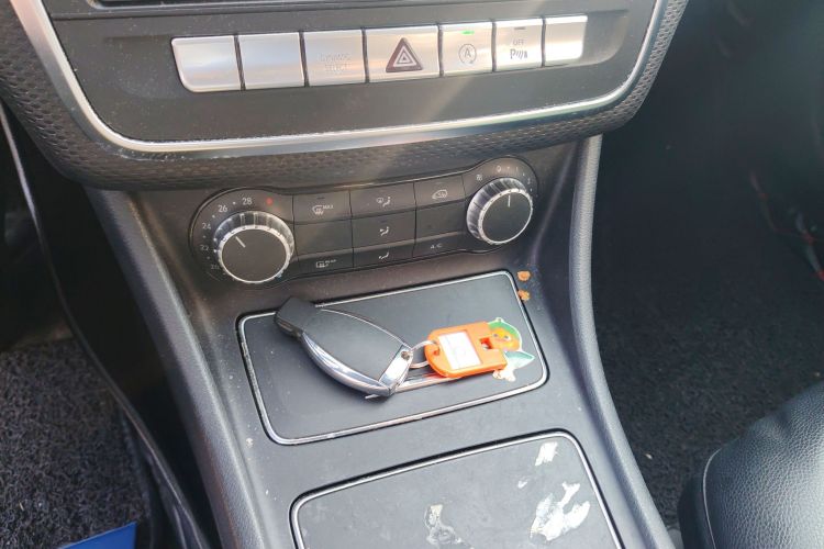 奔驰A级(进口) 2016款 A 200 动感型中控内饰11