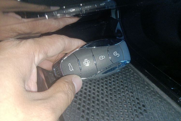 红旗HS3 PHEV 2024款 PHEV 115km 劲为版中控内饰7001