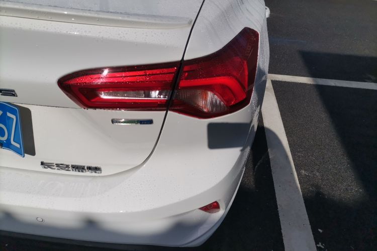 福特 福克斯 2022款 三厢 EcoBoost 180 自动ST Line车身外观9