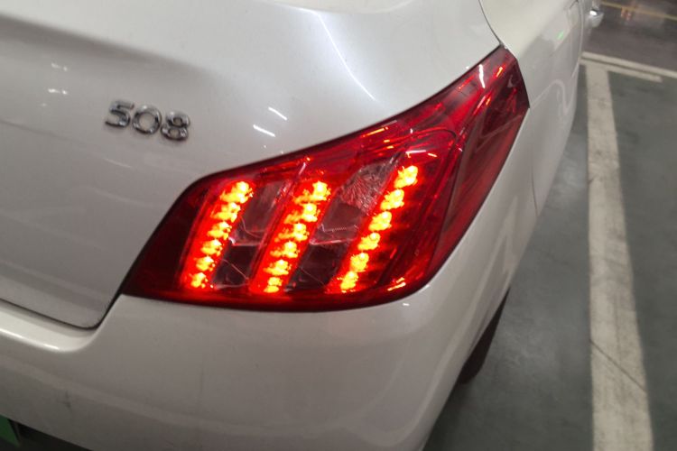 标致508 2013款 2.0L 两周年纪念 自动天窗经典版车身外观9