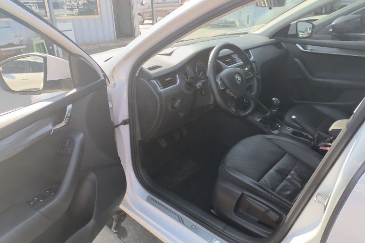 斯柯达 明锐 2016款 1.6L 手动智行版中控内饰20