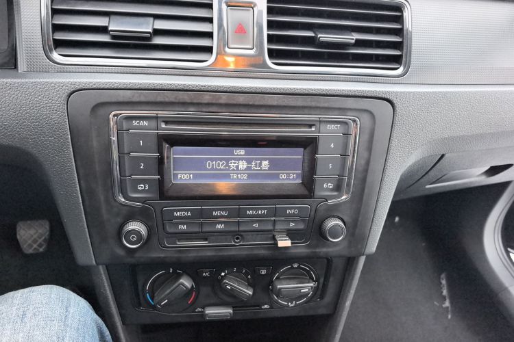 大众 桑塔纳 2013款 1.6L 手动风尚版中控内饰16