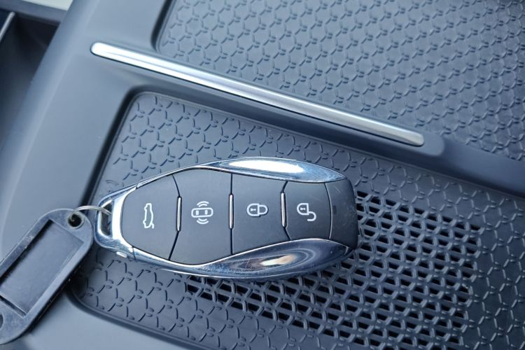 红旗EH7 2024款 760 Pro+ 四驱版中控内饰11