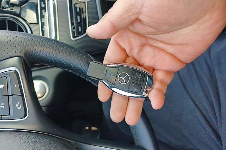 奔驰C级 2018款 C 180 L 时尚型运动版中控内饰11