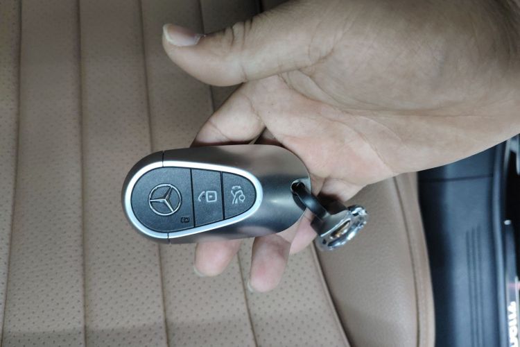 奔驰E级 2024款 E 300 L 豪华型中控内饰11