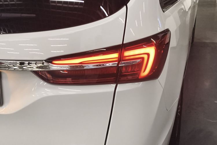 别克GL8 2023款 陆上公务舱 尊贵型车身外观9