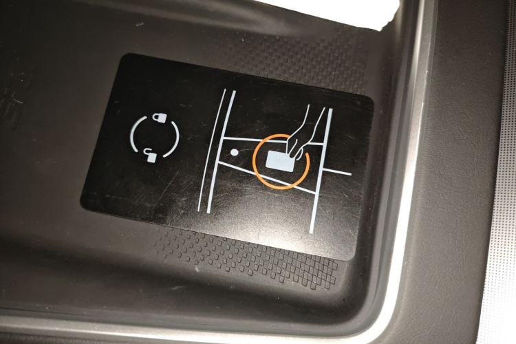 特斯拉 Model Y 2025款 长续航全轮驱动版中控内饰11