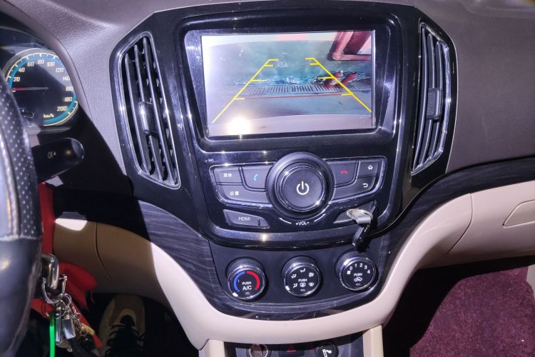 宝骏730 2014款 1.5L 手动舒适ESP版 7座中控内饰16