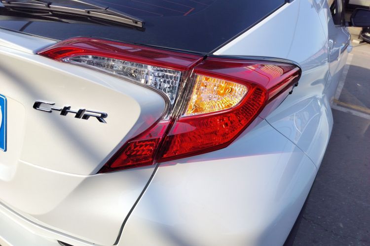 丰田C-HR 2022款 2.0L 舒适版车身外观6006