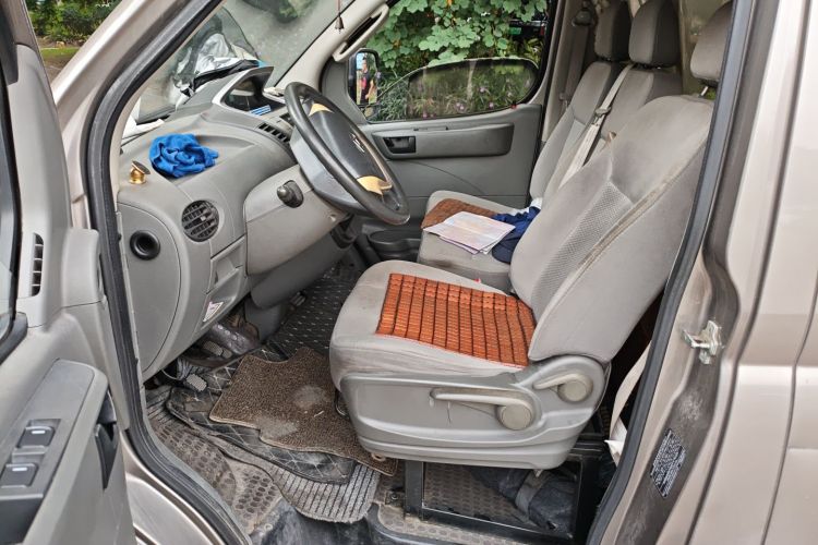 上汽大通MAXUS 新途V80 2017款 2.5T 5挡手动傲运通国IV短轴超低顶5/6/10座中控内饰7003